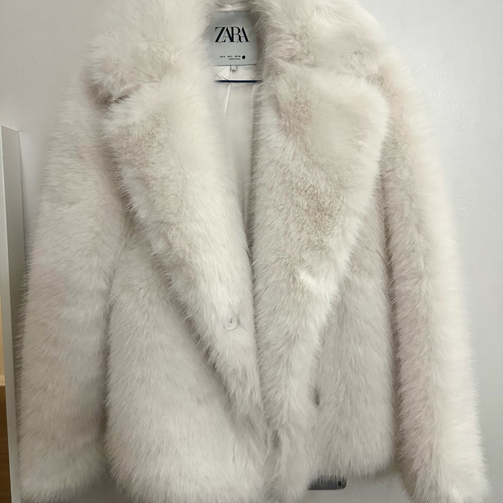 Zara Women's White Faux Fur jacket